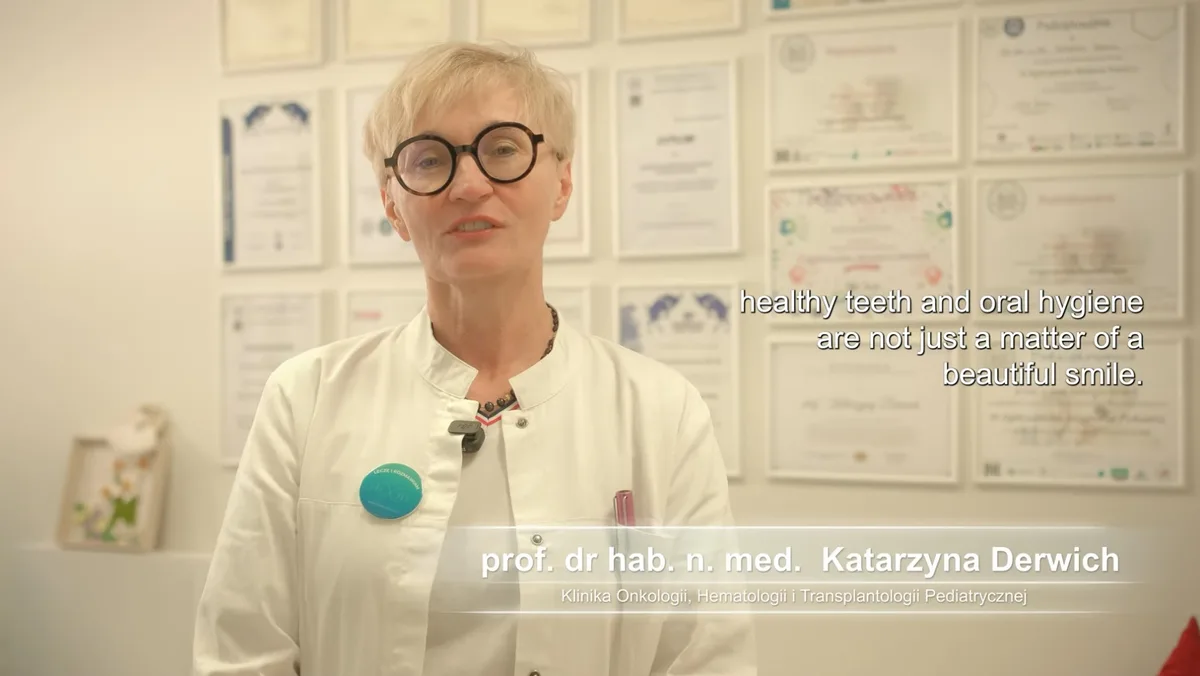 Prof. Katarzyna Derwich z Kliniki Onkologii, Hematologii i Transplantologii Pediatrycznej mówi do kamery w gabinecie