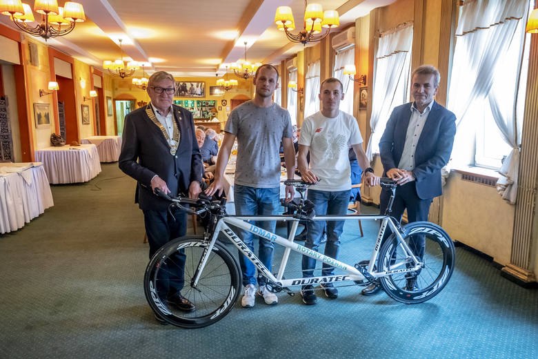 Paratriathlonista Łukasz Wietecki i jego przewodnik Tomasz Domagała wraz z Prezydentem RC Poznań 2018/2019, Zdzisławem Kubiszewskim oraz Pawłem Bugajnym. Fot. Robert Woźniak